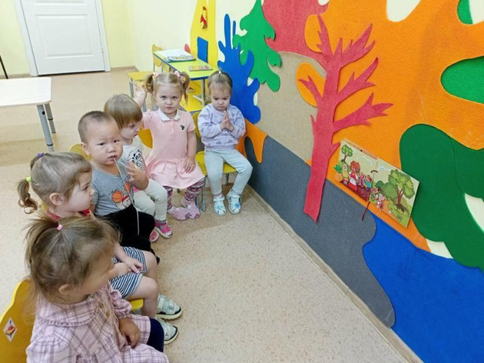 Наши детишки раннего возраста знакомятся с книгами из фетра. Наши детишки раннего возраста знакомятся с книгами из фетра.