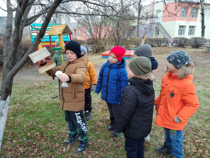 Покормите птиц зимой. Покормите птиц зимой.